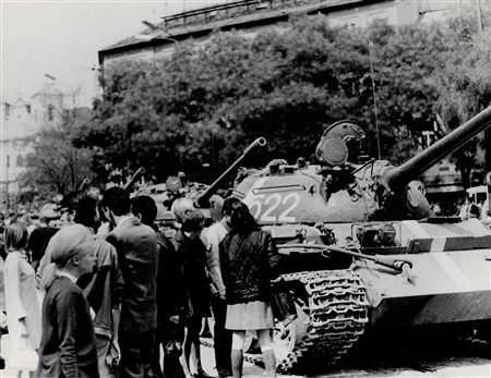 PRIMAVERA DI PRAGA. CARRI ARMATI SOVIETICI NELLE STRADE DI BRATISLAVA...