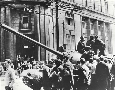 PRIMAVERA DI PRAGA. CARRO ARMATO SOVIETICO NEL CENTRO DI BRATISLAVA gelatina...
