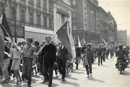PRIMAVERA DI PRAGA. MANIFESTAZIONE gelatina ai sali d'argento, cm 19,5x30 sul...