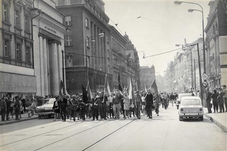 PRIMAVERA DI PRAGA. MANIFESTAZIONE gelatina ai sali d'argento, cm 19,5x30 sul...