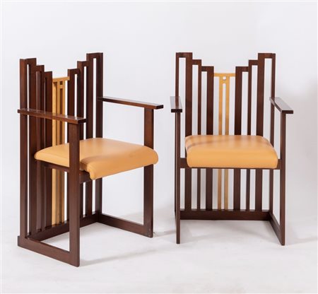 Coppia di sedie in legno con seduta in pelle. Prod. Italia, 1980 ca. Cm...