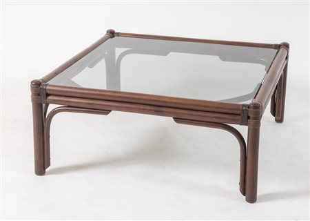 Tavolino di bamboo con piano di cristallo. Inizi del XX secolo. Cm 34x79x79.
