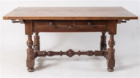 Tavolo a rocchetto in massello di noce. XVIII secolo. Cm 79,3x172,2x103....