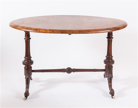 Tavolo ovale con intarsi in acero. Inghilterra, XIX secolo, periodo...