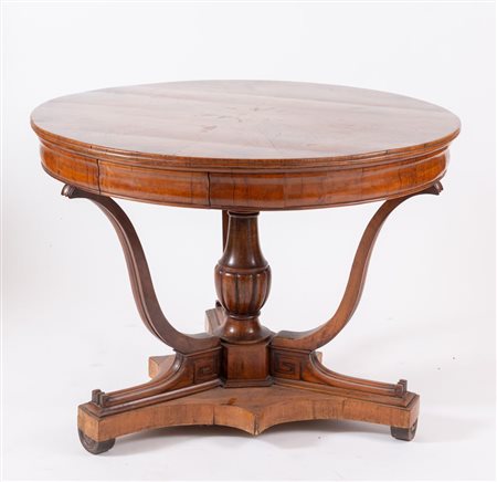 Tavolo da pranzo rotondo, lastronato in piuma noce. Sostegno a balaustra...