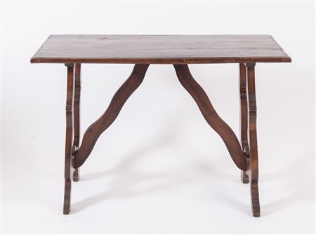 Piccolo tavolo frattino in massello di noce. Seconda metà del XVII secolo. Cm...