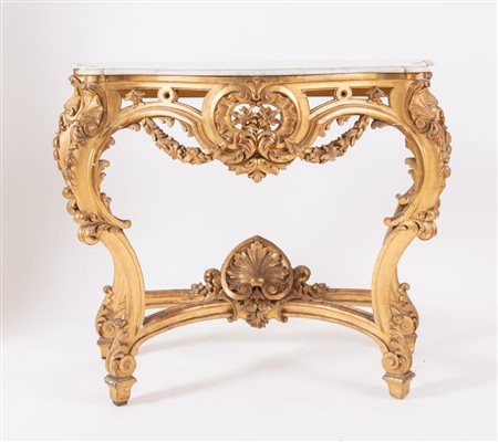 Consolle intagliata e dorata, di gusto Luigi XV. Francia, realizzata alla...