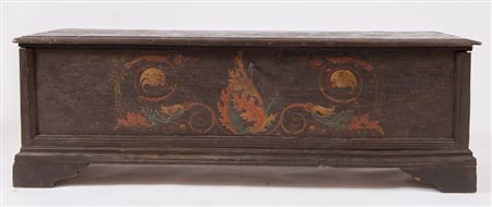 Cassapanca in legno di pioppo, laccata con decoro a volute fogliacee sul fronte. 