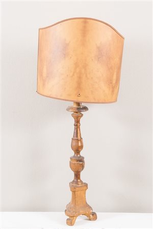 Lampada. Ricavata da candelabro dorato a mecca. Fine XVIII secolo....