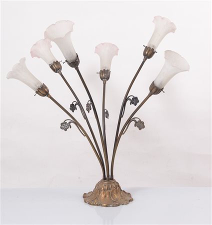 Lampada da tavolo in ottone e vetro lavorati a motivi fitomorfi. Manifattura...