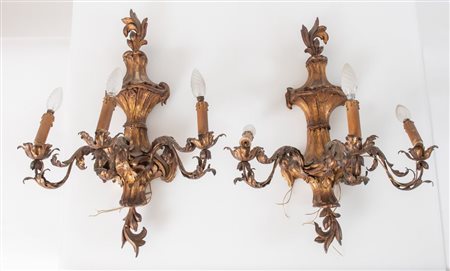 Coppia di applique in stile Luigi XV, realizzate in legno intagliato e dorato...