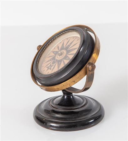 Bussola giroscopica in legno e bronzo. XIX secolo. Cm 12,5x11,5x9,5.