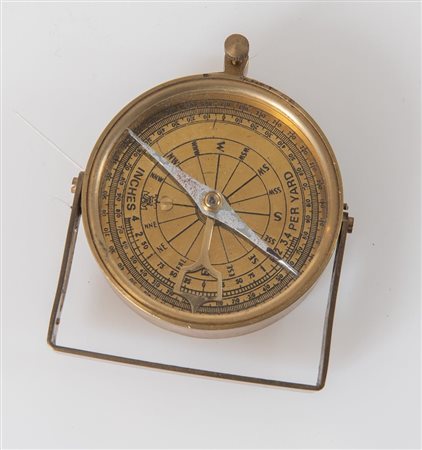 Bussola in bronzo. XX secolo. Cm 10x8.