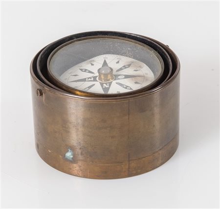 Bussola giroscopica in bronzo. XIX secolo. Cm 9,5x55.