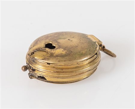 Pendaglio da collo/orologio solare in bronzo dorato. XVIII secolo. Cm 6x4.