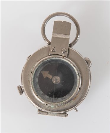 Bussola. Inizi del XX secolo. Cm 8,8x4,5. (difetti e mancanze)