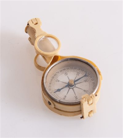 Bussola da tasca. Inizi del XX secolo. Cm 8,5x4,5. (difetti e mancanze)