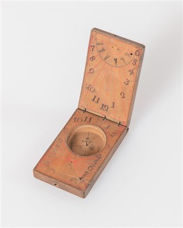 Orologio solare in legno. XVIII secolo. Cm 1,5x4,7x8.