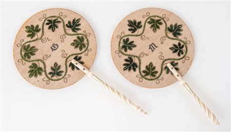 Coppia di ventagli con manici in materiale prezioso e ventole ricamate in...