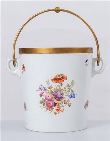 RICHARD GINORI Secchiello in ceramica. XX secolo. H. cm 15,5, cmØ 14,5.