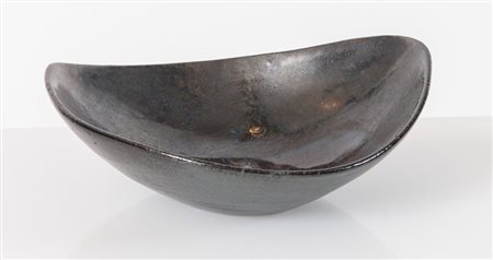 CARLO ZAULI (Faenza 1926 - 2002) Vassoio nero. Anni '80. Cm 10x24,5x21. Sotto...