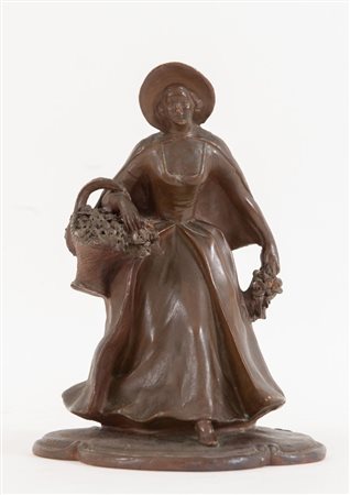 Scultura in bronzo, raffigurante fanciulla con cesto di fiori. Cm 27x18x16.