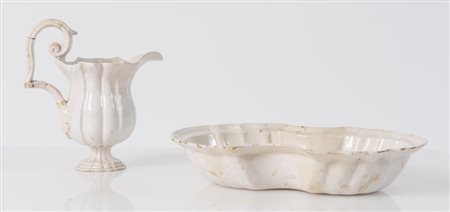 Lotto composto da brocca e catino in maiolica bianca. XVIII secolo. Brocca di...