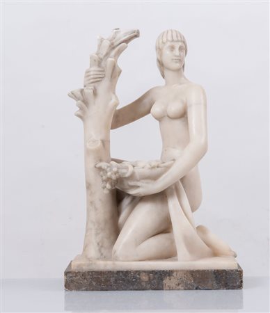 Scultura in marmo. Anni '20 del XX secolo. Cm 33x22x11.