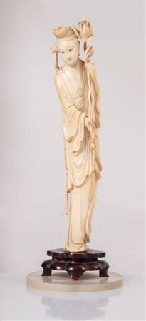 Scultura in materiale prezioso raffigurante figura femminile. Arte orientale,...