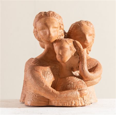 "Figure". Scultura in terracotta. Sotto la base reca firma non decifrata. Cm...