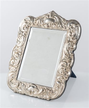 Cornice in lamina d'argento 925. Sul bordo inferiore reca punzoni: 925 e...