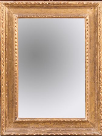 Specchiera intagliata e dorata, a cassetta, con motivi bulinati. Manifattura...