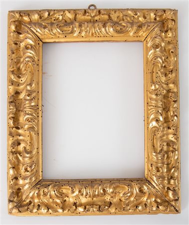 Cornice in legno intagliato a foglie di cavolo e dorato a guazzo. Bologna,...