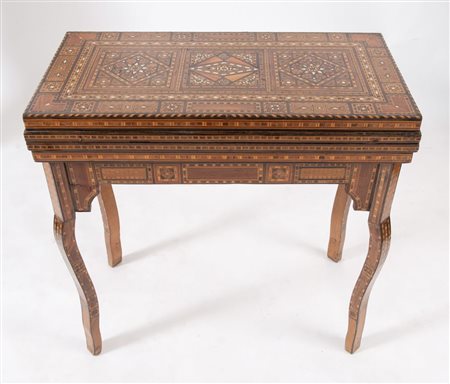 Tavolino da gioco, intarsiato in essenze pregiate e madreperla con motivi...