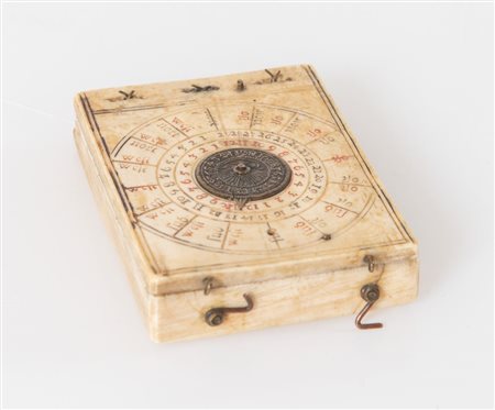 Orologio solare datato 1745, monogrammato LAK, in materiale prezioso. Cm...