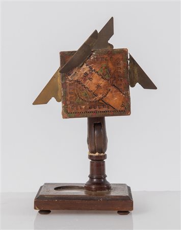 Orologio solare in legno con applicazioni in carta. Reca bussola incastonata...