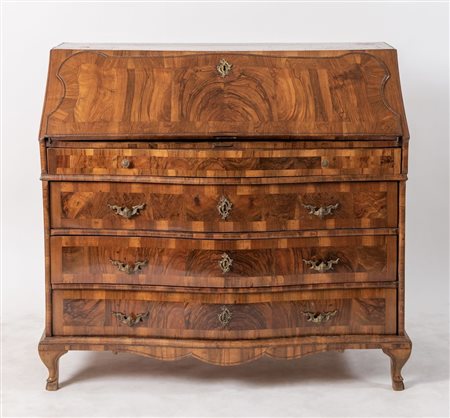 Ribalta lastronata in radica di noce. Fronte leggermente mosso e profilature...