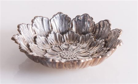BUCCELLATI, Italia , XX secolo. Svuotatasche con forma floreale in argento...