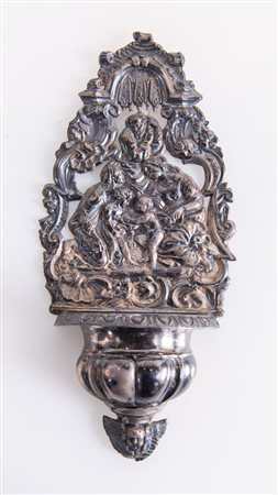Acquasantiera in argento 800. Al retro reca punzoni in uso dal 1812 al 1872...