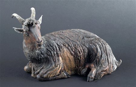 Capra accosciata in terracotta policroma