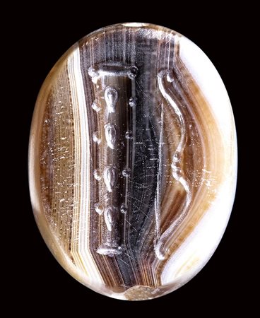 A rare greek banded agate scaraboid engraved seal. Club and bow. <br><br>4th century B.C. 