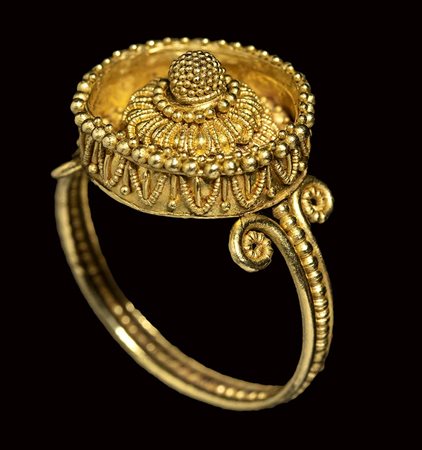 An extraordinary greek gold filigree ring.<br><br>4th century B.C. 