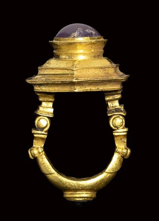 A late hellenistic architectural gold ring with stepped bezel set with amethyst and garnet. 2nd century B.C.