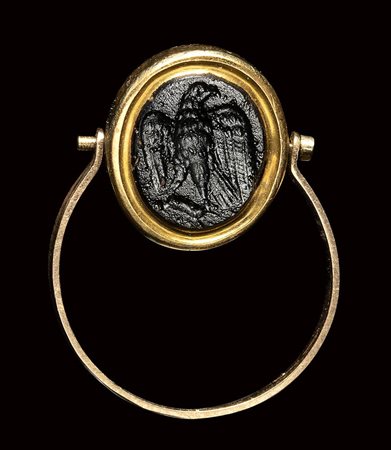 A roman dark glass paste intaglio set in a gold swivel ring. Eagle.<br><br>1st - 3rd century A.D.