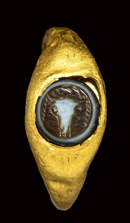 A roman gold ring set with a three-layered agate intaglio. bucrane. 1st - 2nd century A.D.