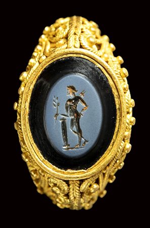 A late roman gold ring with filigree set with a nicolo intaglio. Apollo.<br><br>3rd - 4th  century A.D.