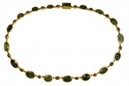 A fine gold necklace with 17 roman green chalcedony intaglios and rubies. Various subjects. Stones: 2nd-3rd century A.D.