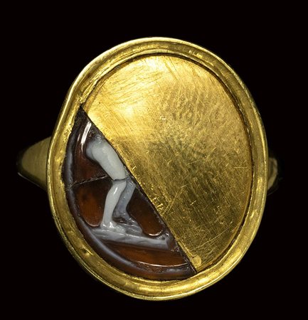 A fine fragmentary roman agate cameo set in gold ring with repair. Artemis's legs. 1st century  B.C. - 1st century A.D.