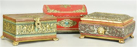 LOTTO DI TRE SCATOLE IN LATTA con decorazioni in bassorilievi cm 10x11...