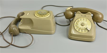 COPPIA DI TELEFONI marca Auso-Siemens da tavolo e uno Italtel da parete...